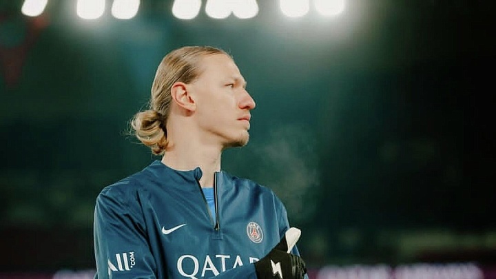 "ПСЖ" удалил Сафонова с группового фото