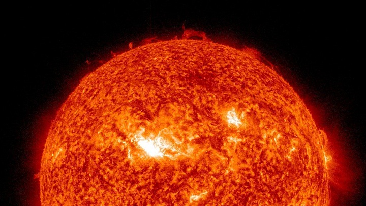 Солнце выбросило облако плазмы в сторону Земли
