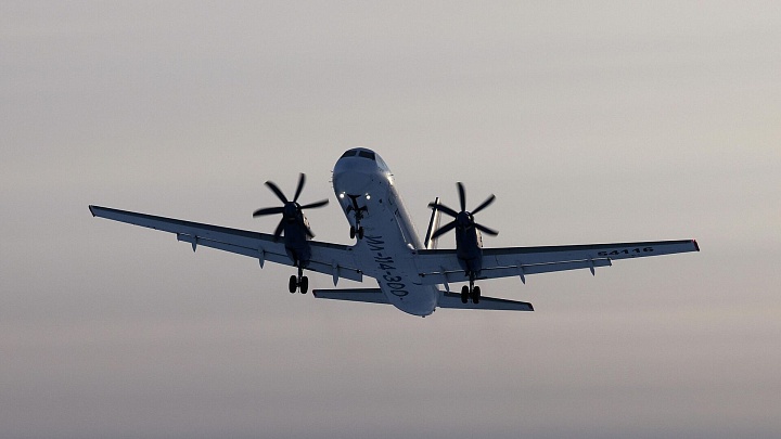 Самолет Ил-114-300 прилетел в Петербург для участия в ПМЭФ