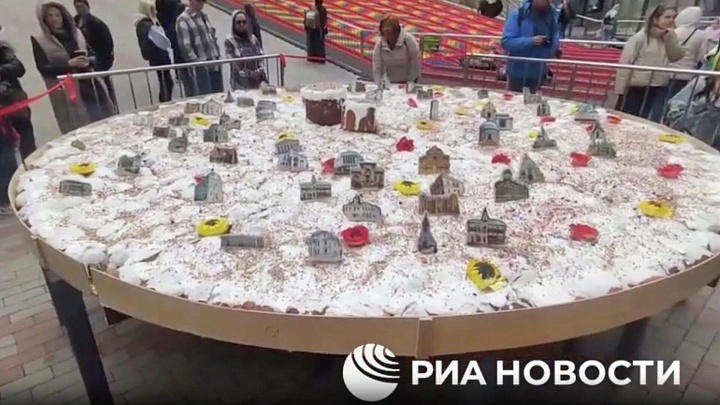 В Крыму испекли гигантский кулич