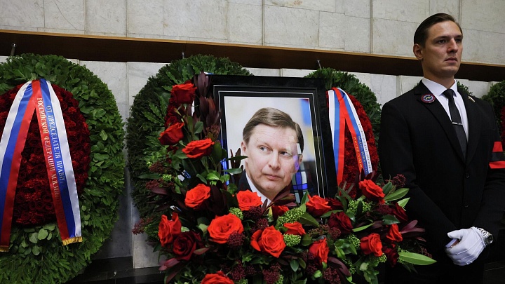 Песков заявил, что Путина и Иванова связывало нечто большее, чем просто служебные отношения