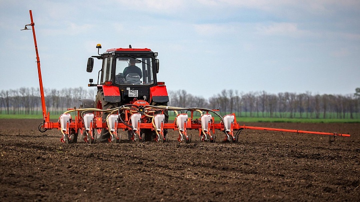 В России сформировали необходимый запас топлива для сезонных полевых работ