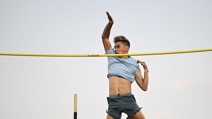 Прыгун с шестом Шмыков выиграл ЧР по легкой атлетике в помещении